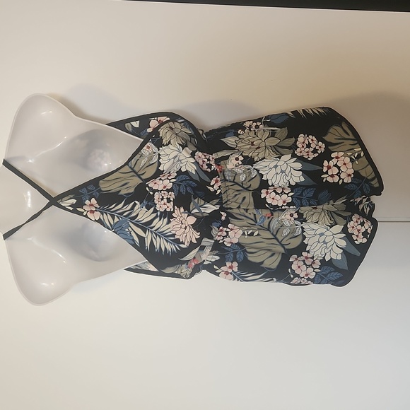 Spaghetti strapped romper shorts - Picture 3 of 4